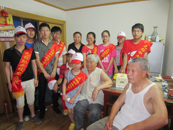 志愿者慰问空巢老人